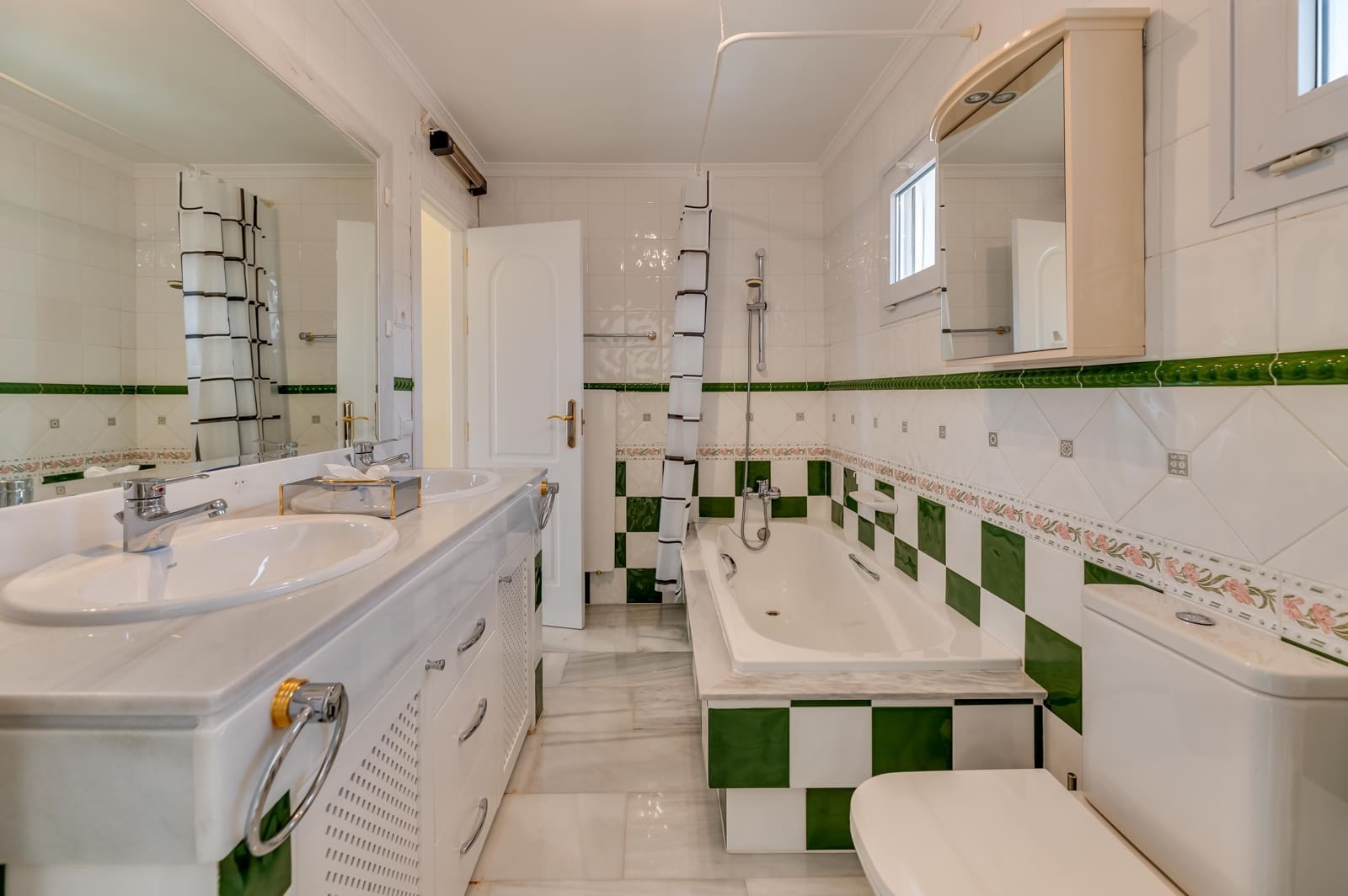 3 bedroom Apartment for sale in Elviria with garage - € 1,195,000 (Ref: 8441251)