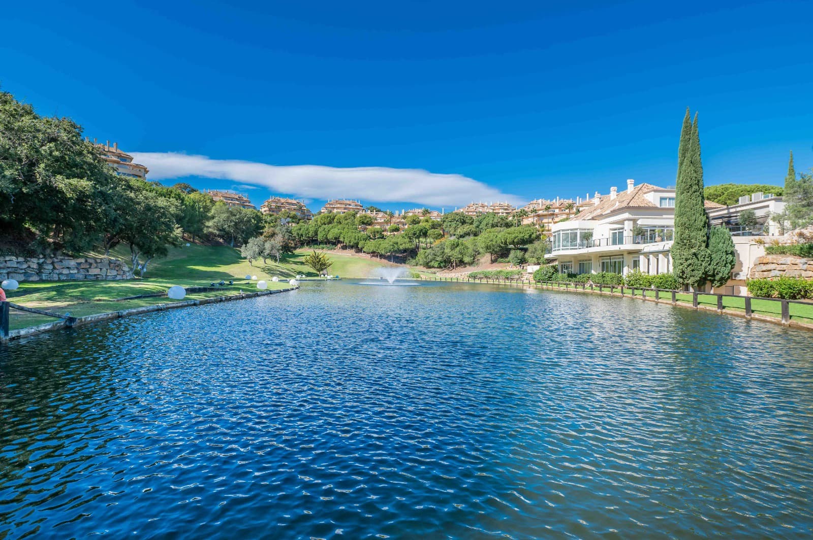 Lejlighed til salg i Elviria med swimmingpool garage - € 585.000 (Ref: 9006267)