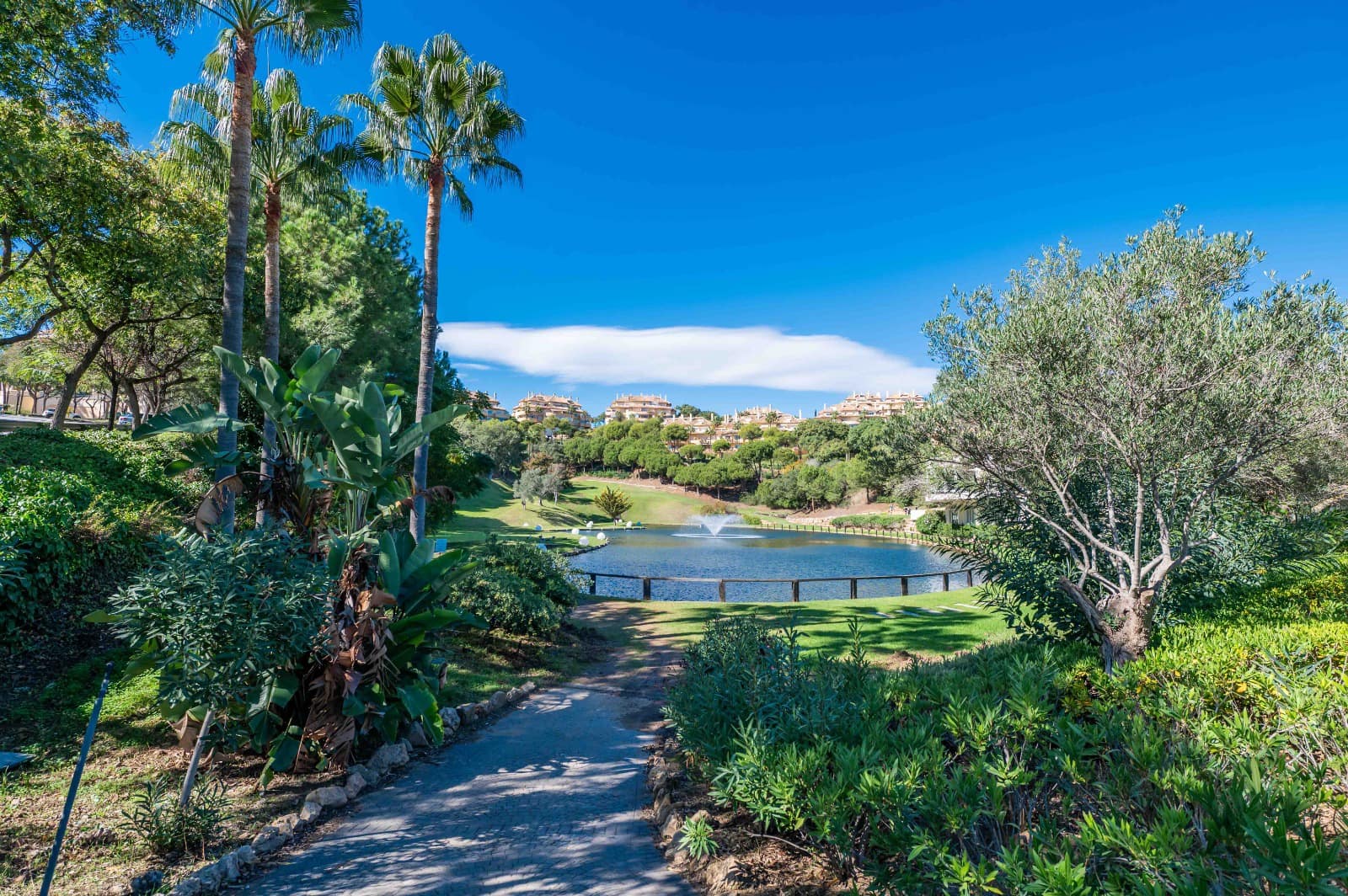 Lejlighed til salg i Elviria med swimmingpool garage - € 585.000 (Ref: 9006267)