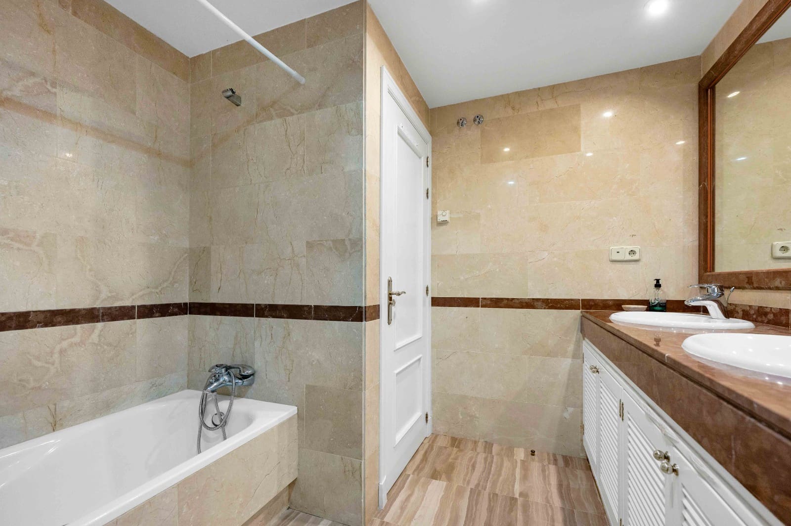 Apartamento de 2 habitaciones en Elviria en venta con piscina garaje - 585.000 € (Ref: 9254379)