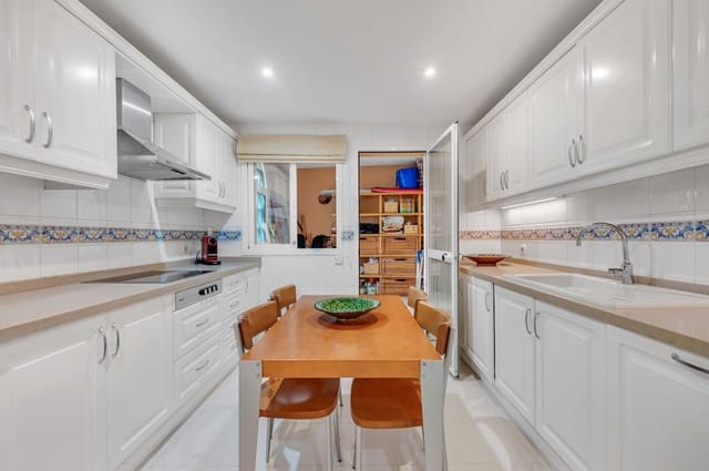 2 bedroom Apartment for sale in Elviria, Marbella with pool garage - € 585,000 (Ref: 9254379)