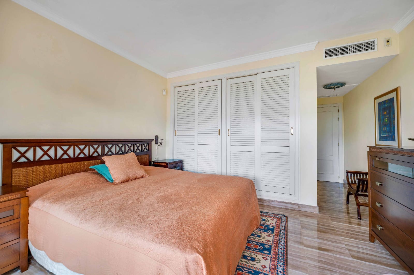 Apartamento de 2 habitaciones en Elviria en venta con piscina garaje - 585.000 € (Ref: 9254379)