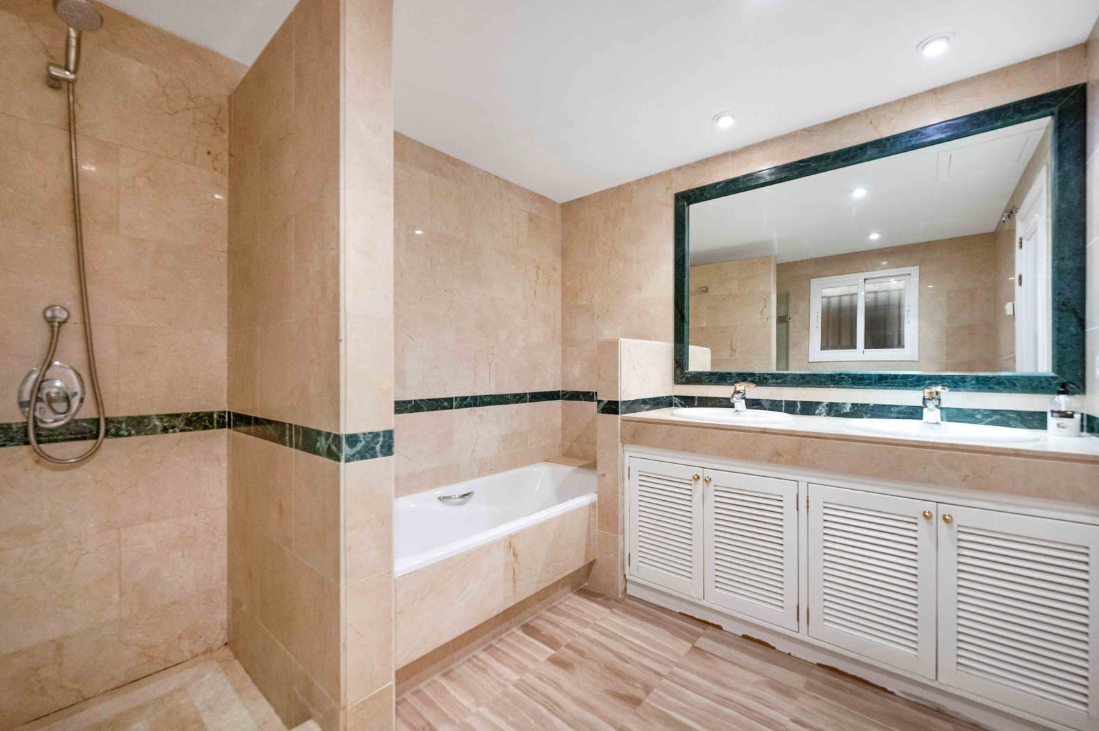 Apartamento de 2 habitaciones en Elviria en venta con piscina garaje - 585.000 € (Ref: 9254379)