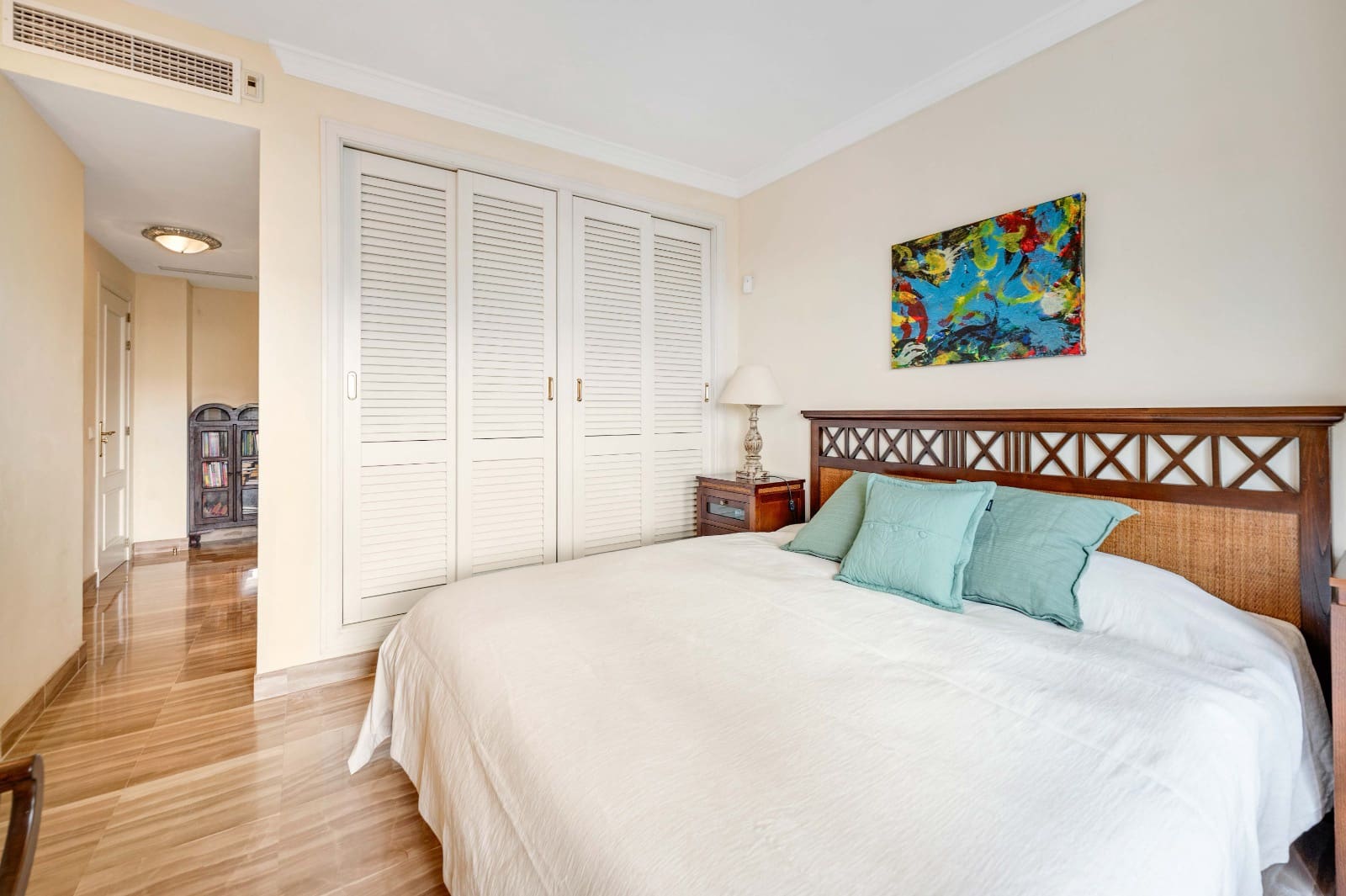 Apartamento de 2 habitaciones en Elviria en venta con piscina garaje - 585.000 € (Ref: 9254379)