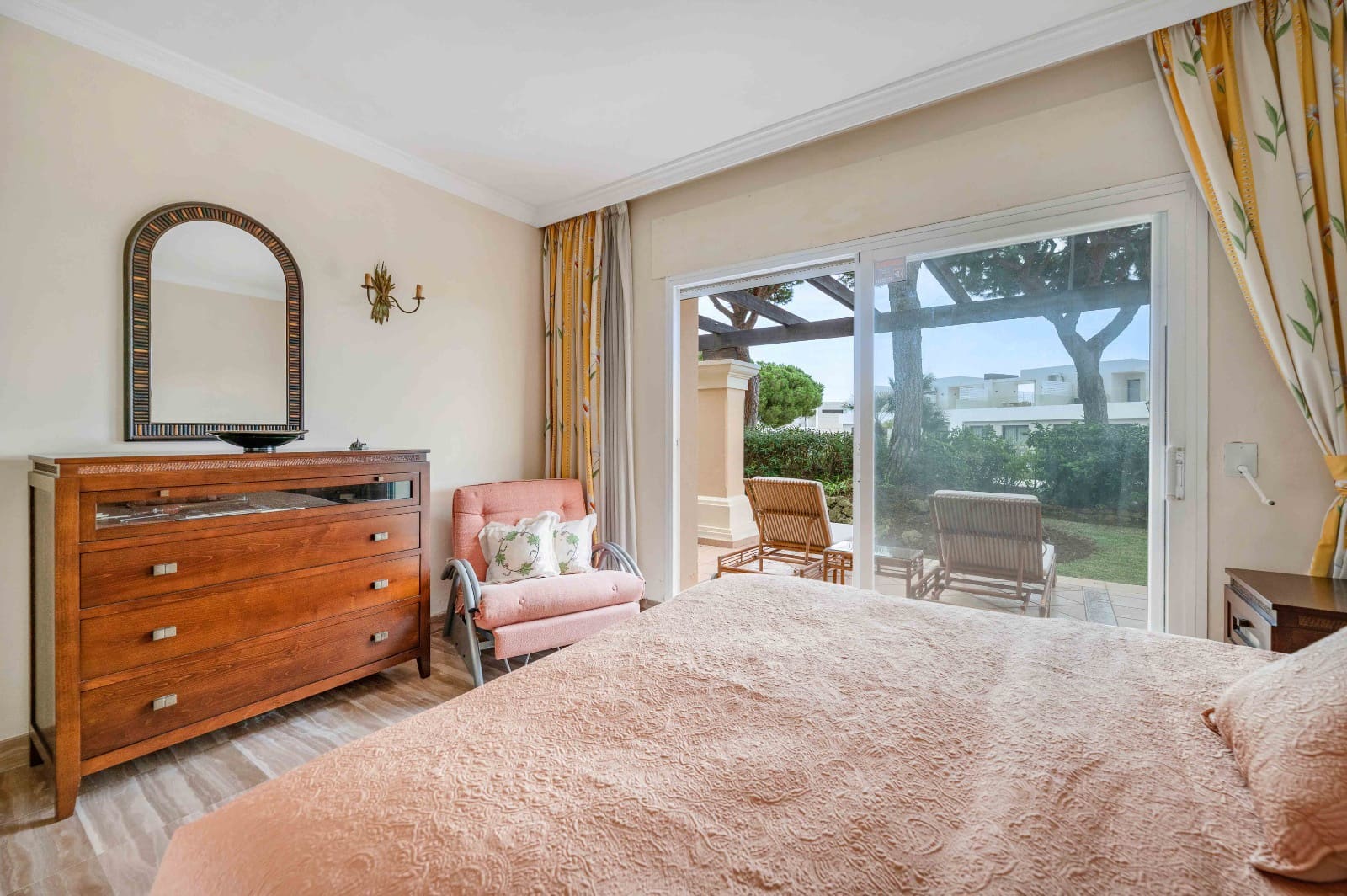 Apartamento de 2 habitaciones en Elviria en venta con piscina garaje - 585.000 € (Ref: 9254379)