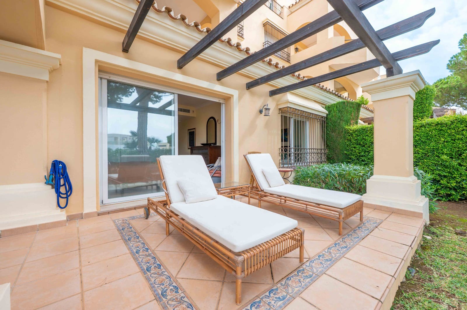 Apartamento de 2 habitaciones en Elviria en venta con piscina garaje - 585.000 € (Ref: 9254379)