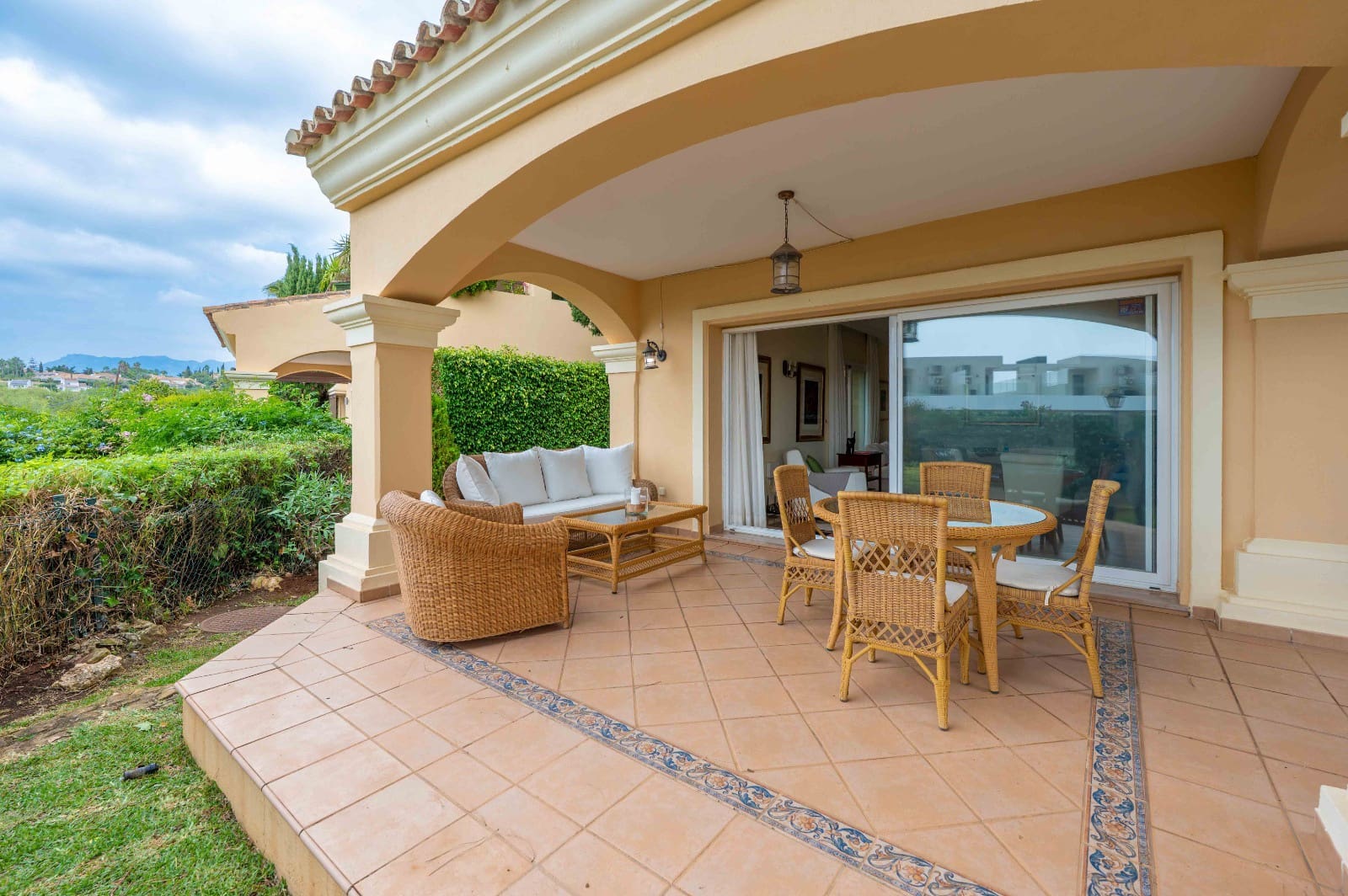 Apartamento de 2 habitaciones en Elviria en venta con piscina garaje - 585.000 € (Ref: 9254379)