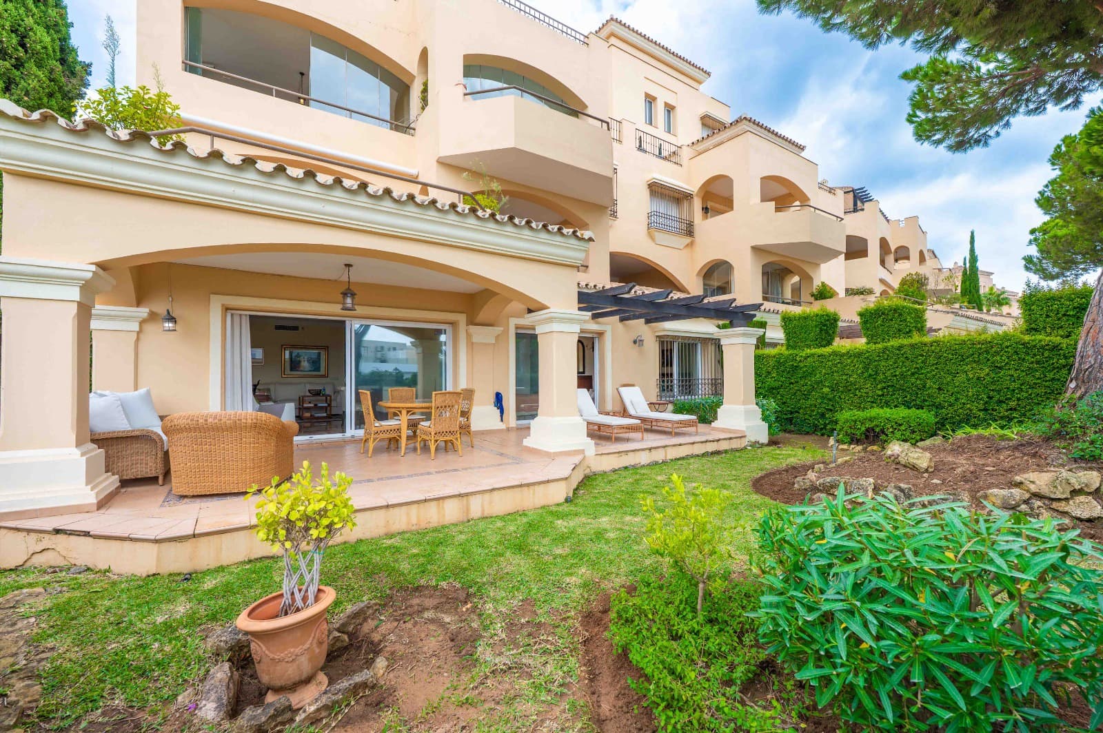 Apartamento de 2 habitaciones en Elviria en venta con piscina garaje - 585.000 € (Ref: 9254379)