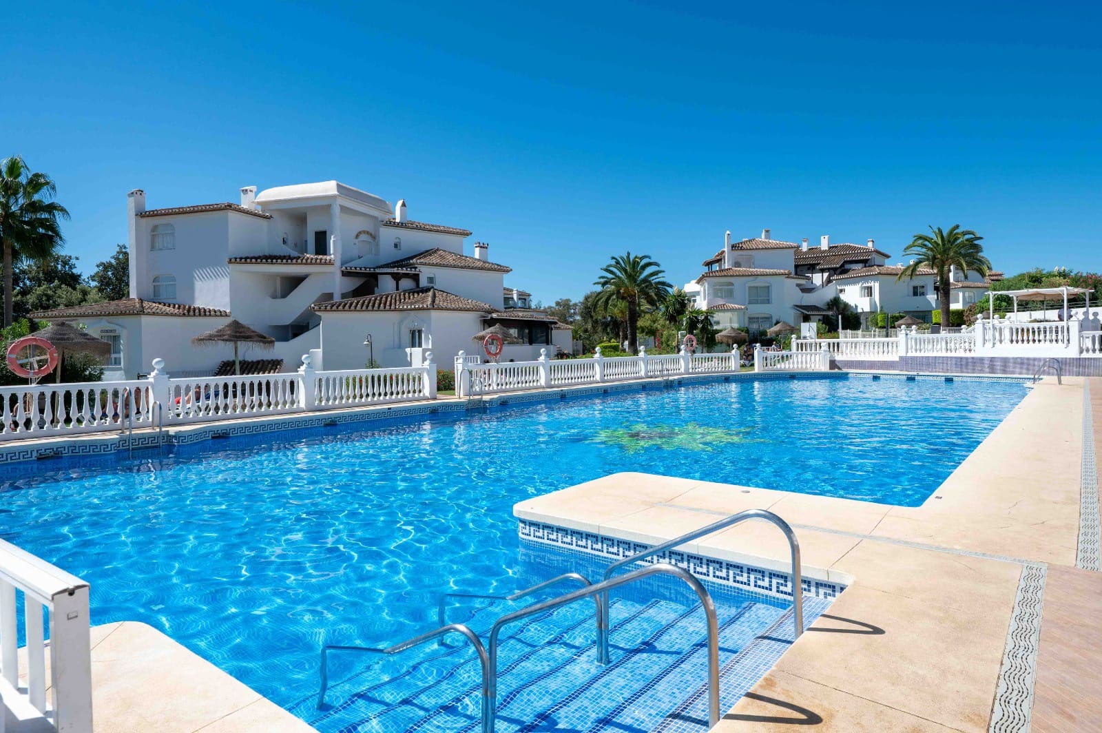 2 soveværelse Lejlighed til salg i Elviria med swimmingpool - € 385.000 (Ref: 9263866)