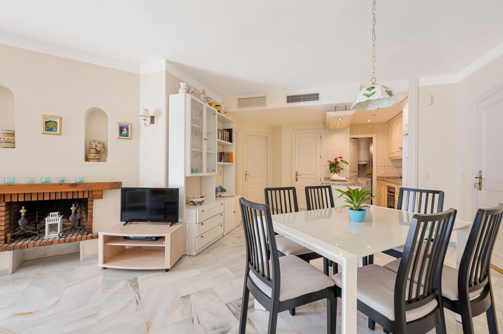 2 soveværelse Lejlighed til salg i Elviria med swimmingpool - € 385.000 (Ref: 9263866)