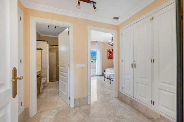 3 soveværelse Semi-Rækkehus til salg i Santa Clara, Marbella med swimmingpool - € 865.000 (Ref: 9303844)