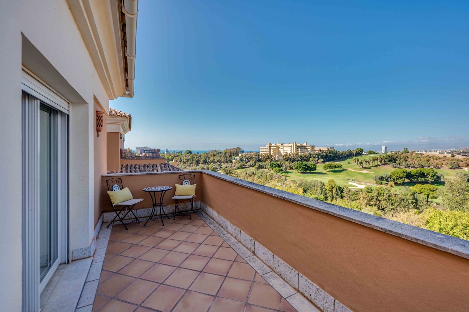 3 soveværelse Semi-Rækkehus til salg i Marbella med swimmingpool - € 865.000 (Ref: 9303844)