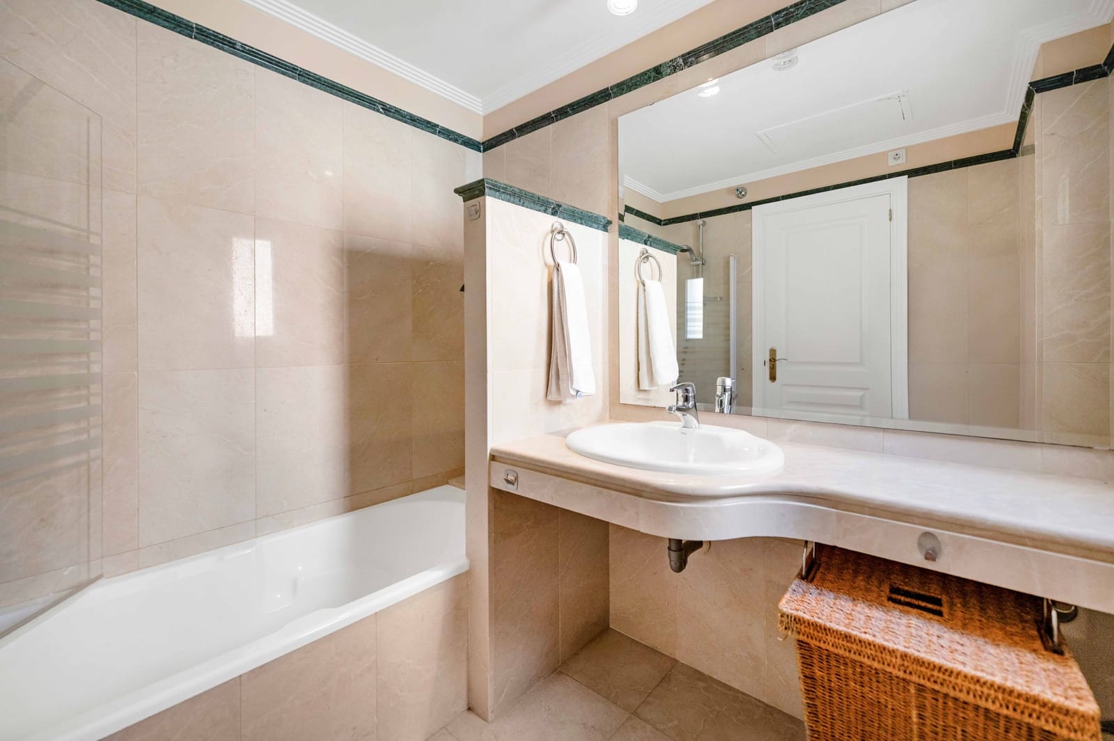 3 soveværelse Semi-Rækkehus til salg i Marbella med swimmingpool - € 865.000 (Ref: 9303844)