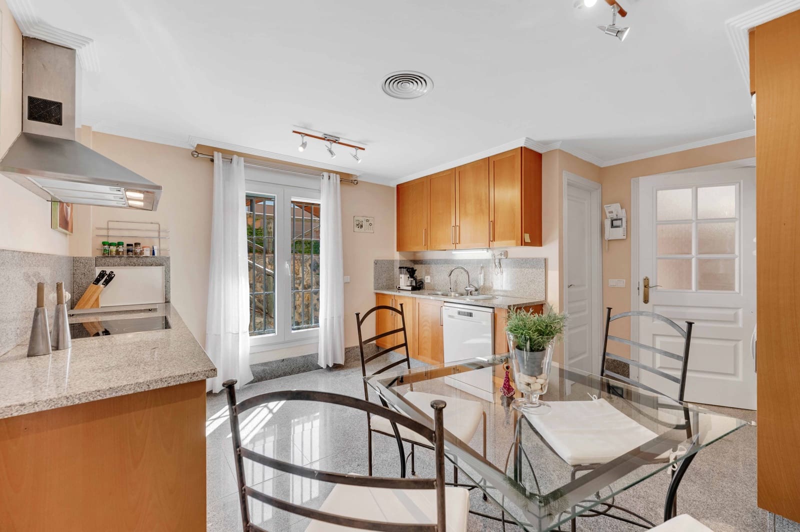 3 soveværelse Semi-Rækkehus til salg i Marbella med swimmingpool - € 865.000 (Ref: 9303844)