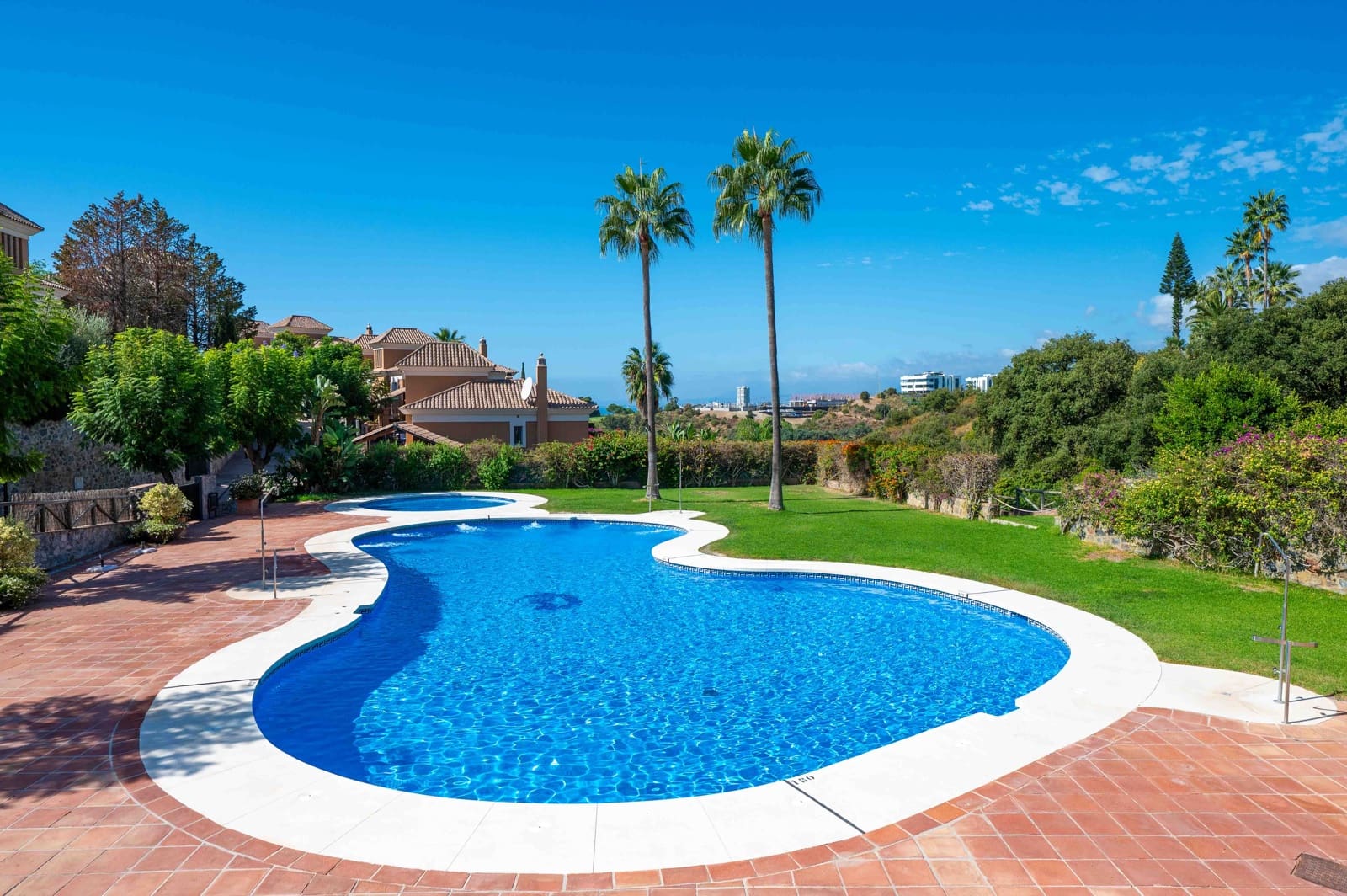 3 soveværelse Semi-Rækkehus til salg i Marbella med swimmingpool - € 865.000 (Ref: 9303844)