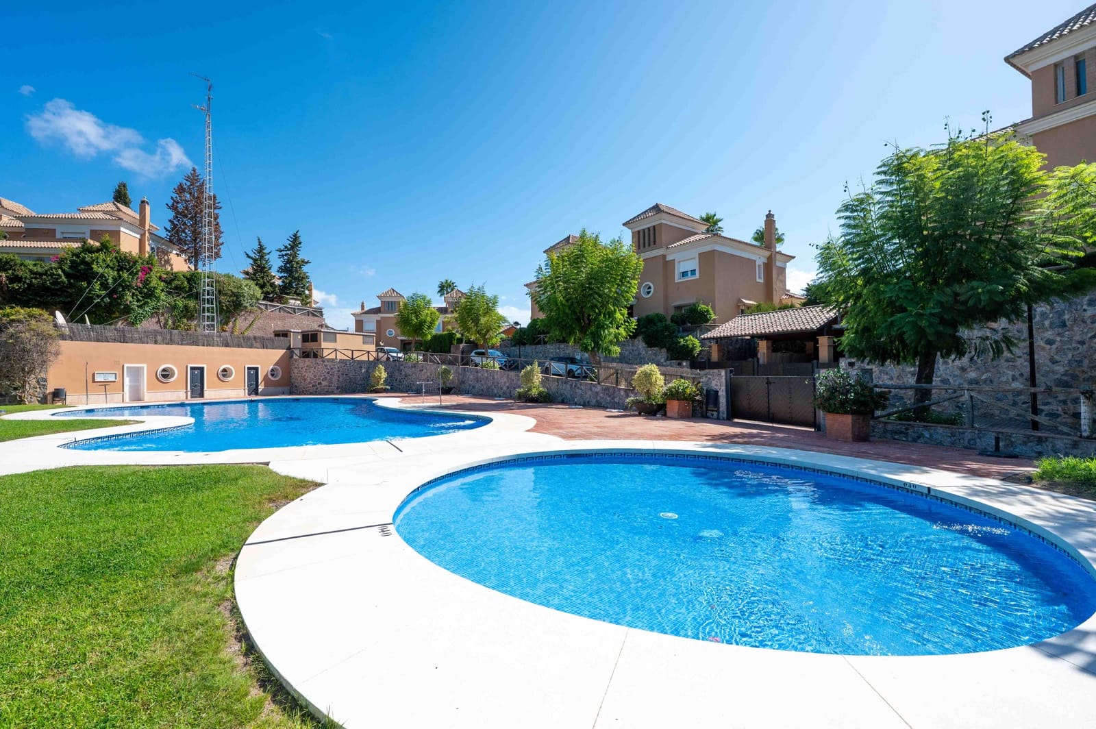 3 soveværelse Semi-Rækkehus til salg i Marbella med swimmingpool - € 865.000 (Ref: 9303844)