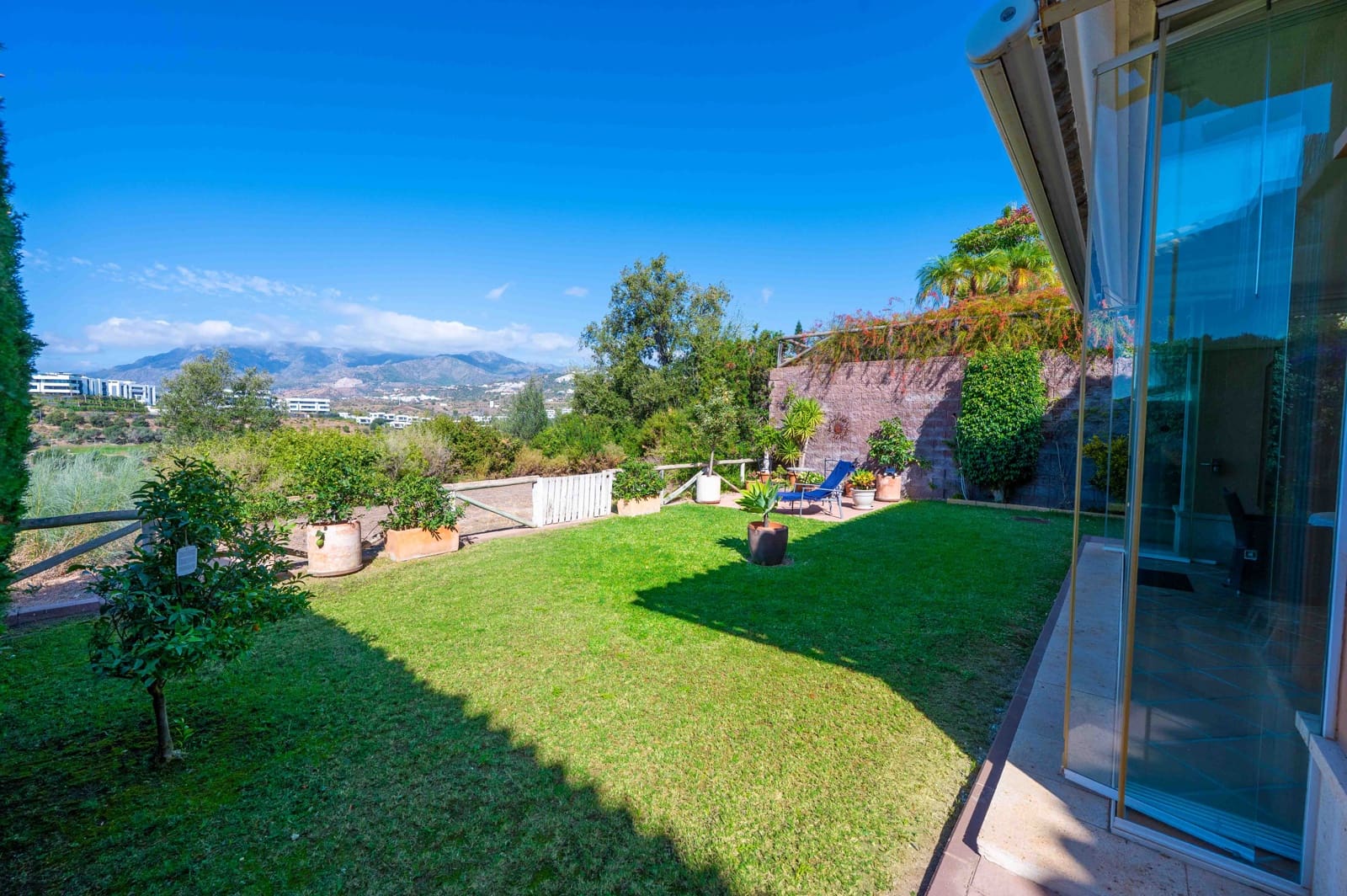 3 soveværelse Semi-Rækkehus til salg i Marbella med swimmingpool - € 865.000 (Ref: 9303844)