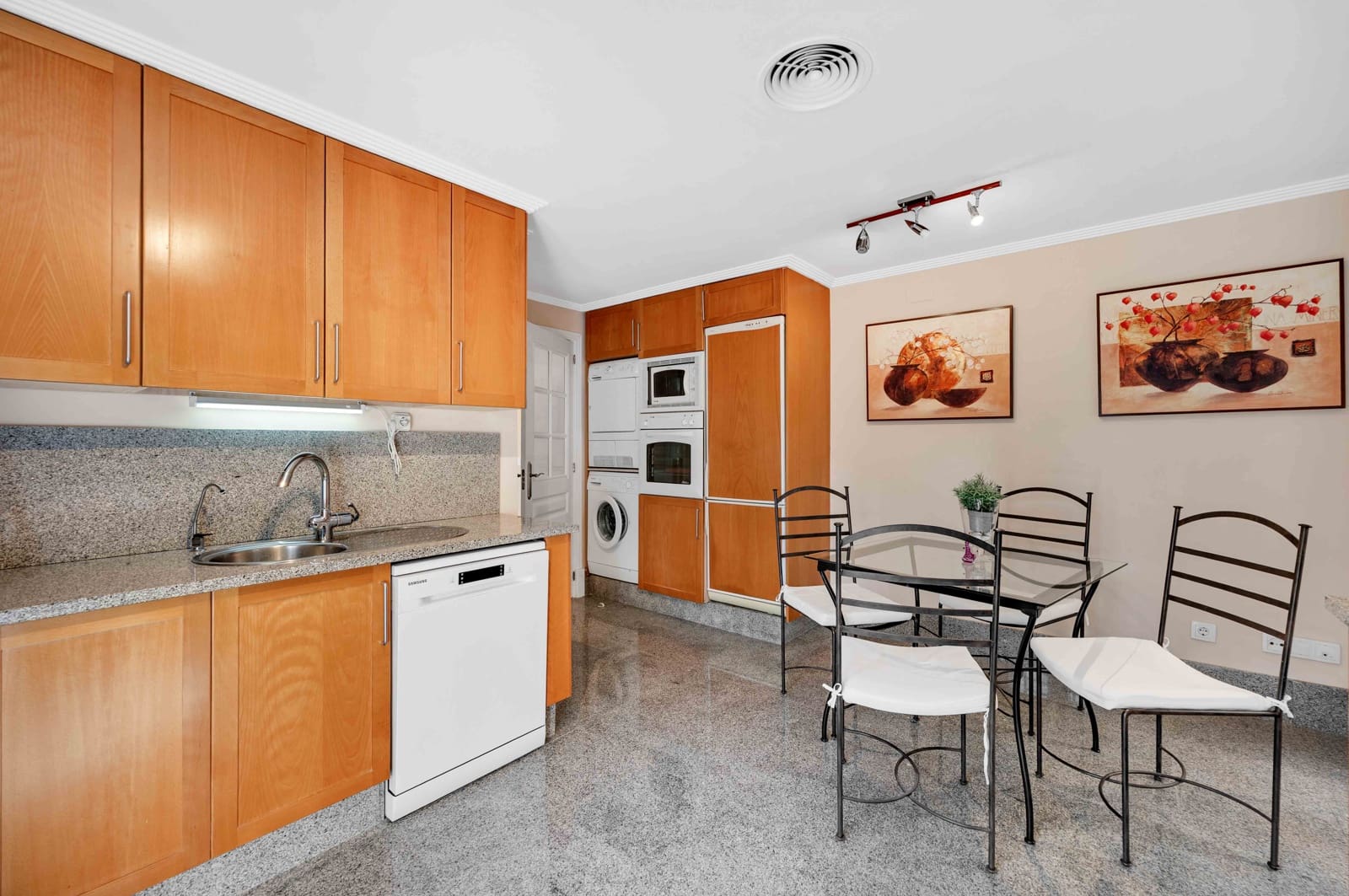 3 soveværelse Semi-Rækkehus til salg i Marbella med swimmingpool - € 865.000 (Ref: 9303844)