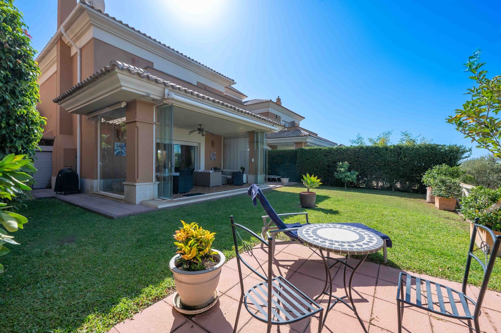 3 soveværelse Semi-Rækkehus til salg i Marbella med swimmingpool - € 865.000 (Ref: 9303844)