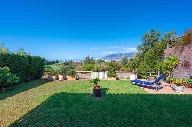 3 soveværelse Semi-Rækkehus til salg i Santa Clara, Marbella med swimmingpool - € 865.000 (Ref: 9303844)