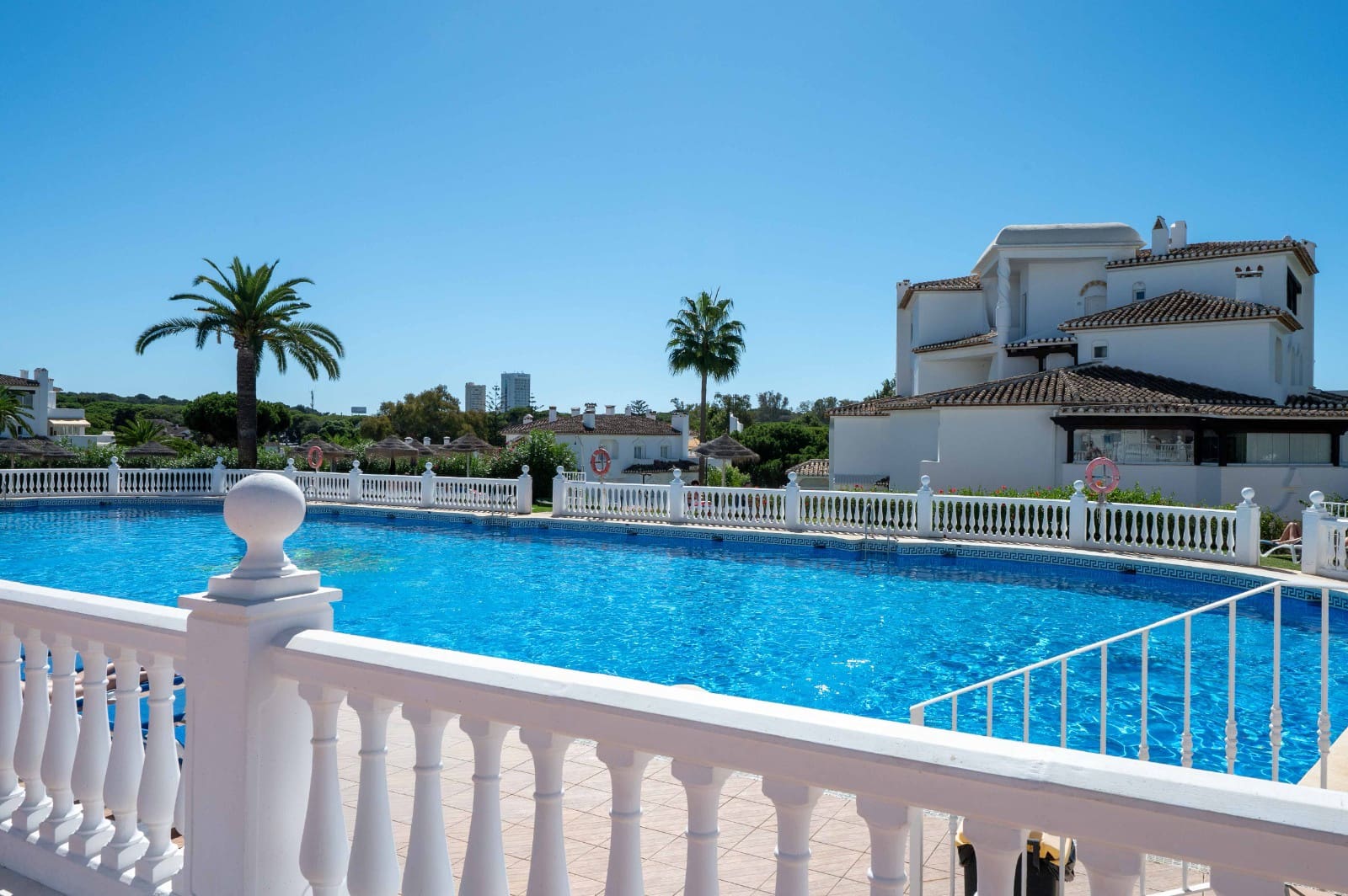 Apartamento de 2 habitaciones en Elviria en venta con piscina - 499.000 € (Ref: 9373711)