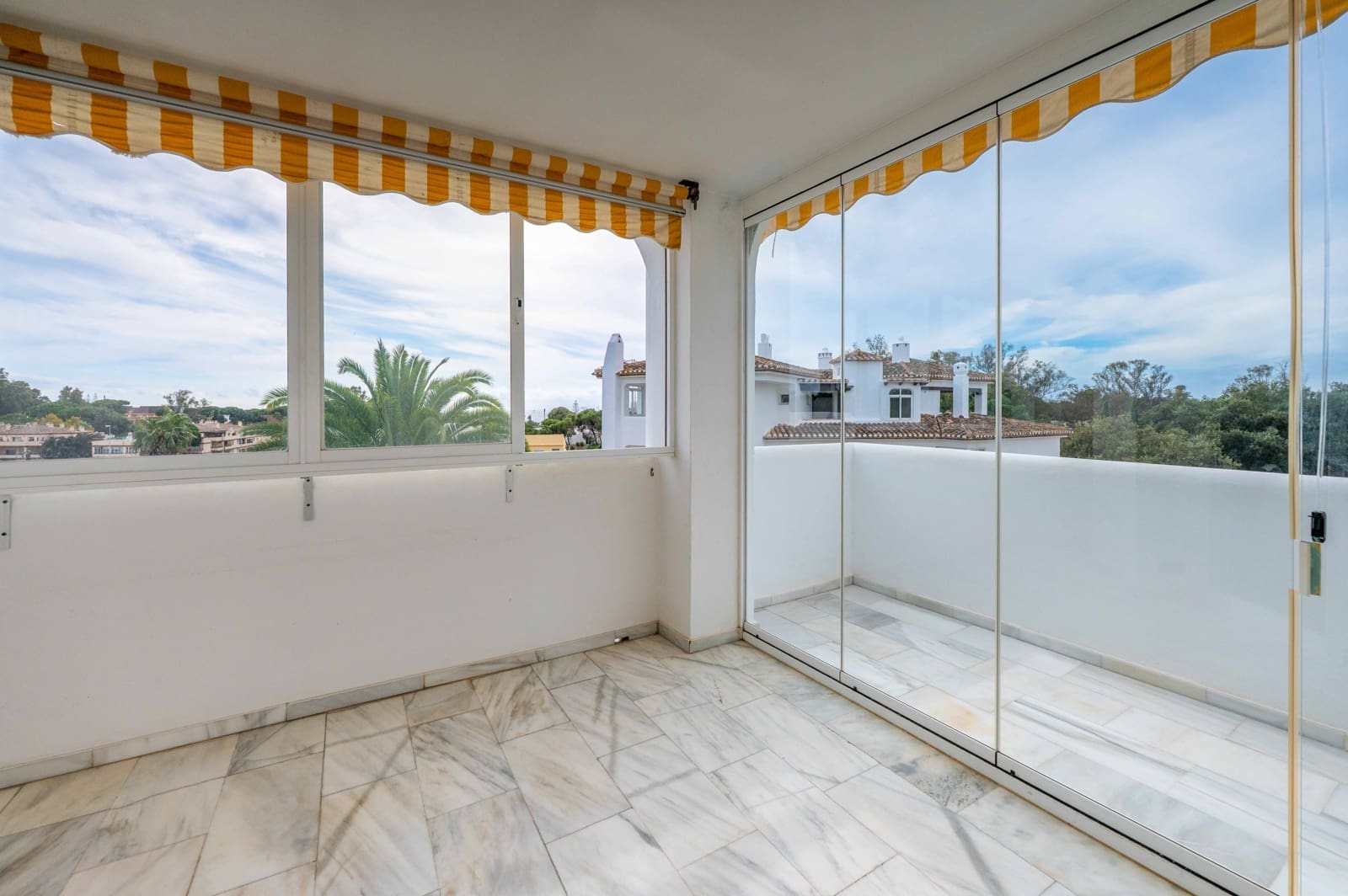 Apartamento de 2 habitaciones en Elviria en venta con piscina - 499.000 € (Ref: 9373711)
