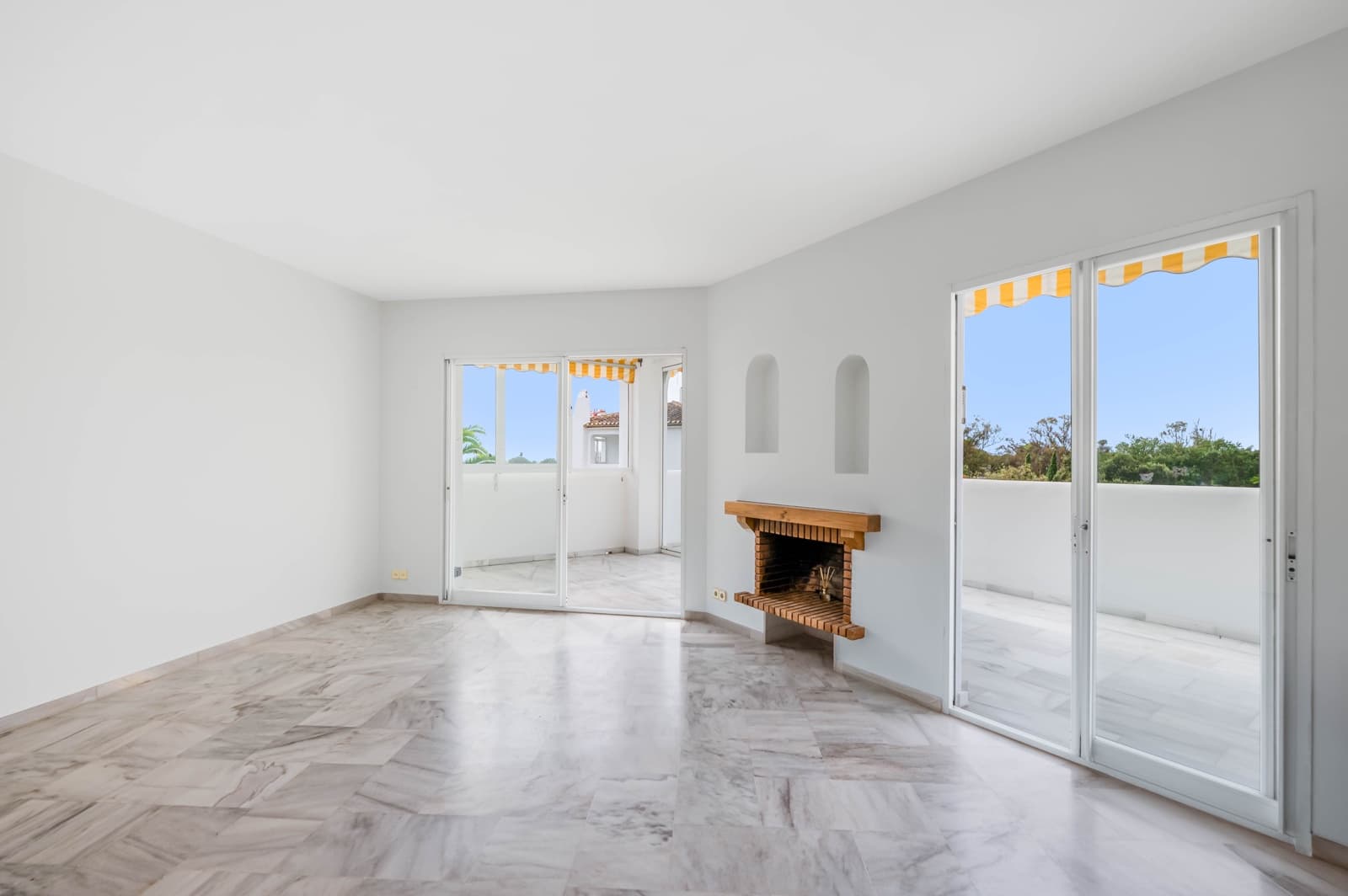 Apartamento de 2 habitaciones en Elviria en venta con piscina - 499.000 € (Ref: 9373711)