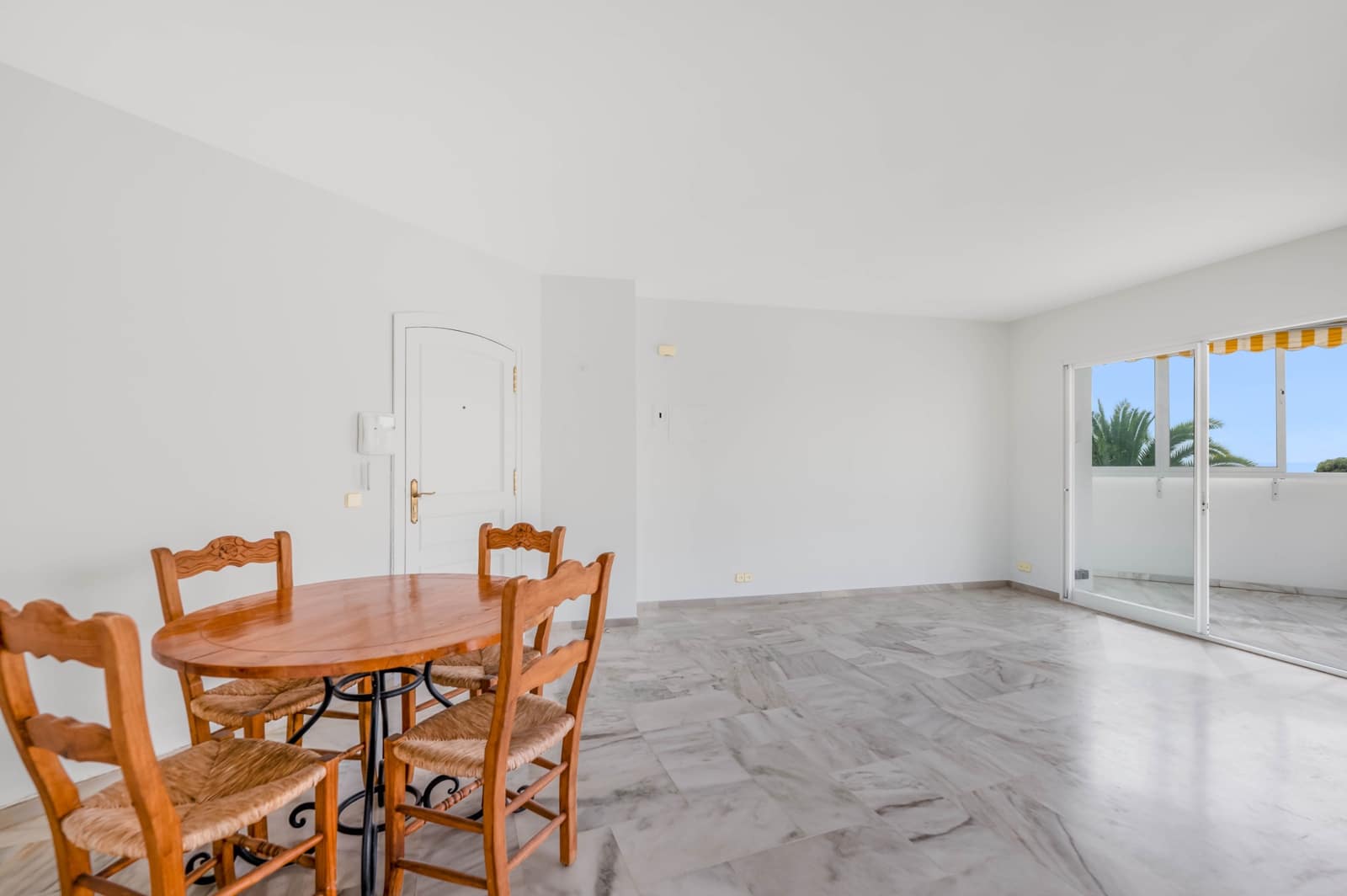 Apartamento de 2 habitaciones en Elviria en venta con piscina - 499.000 € (Ref: 9373711)