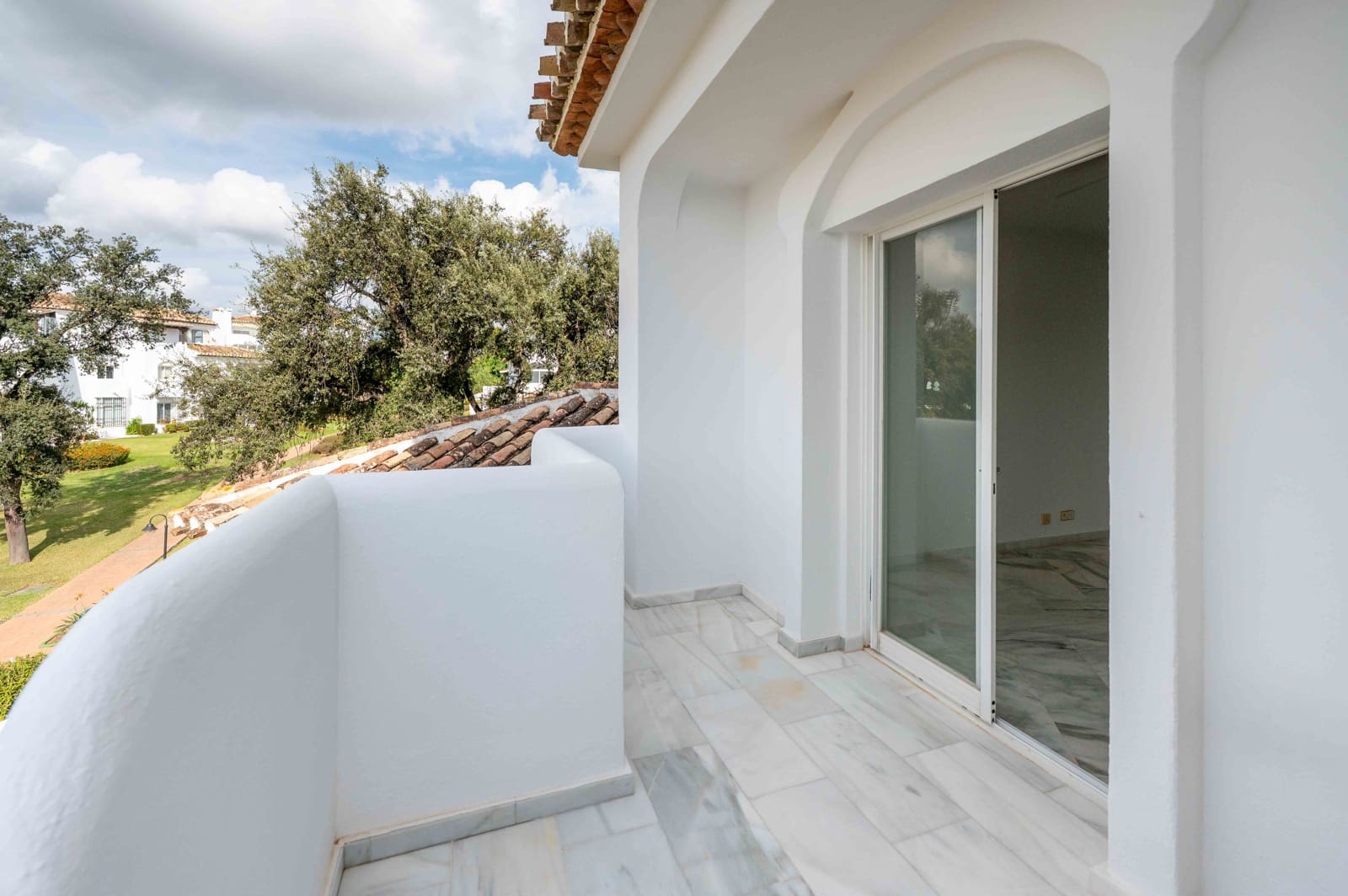 Apartamento de 2 habitaciones en Elviria en venta con piscina - 499.000 € (Ref: 9373711)