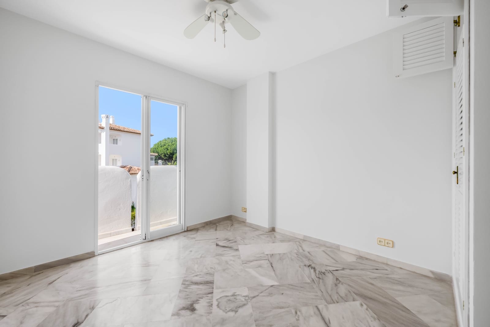 Apartamento de 2 habitaciones en Elviria en venta con piscina - 499.000 € (Ref: 9373711)