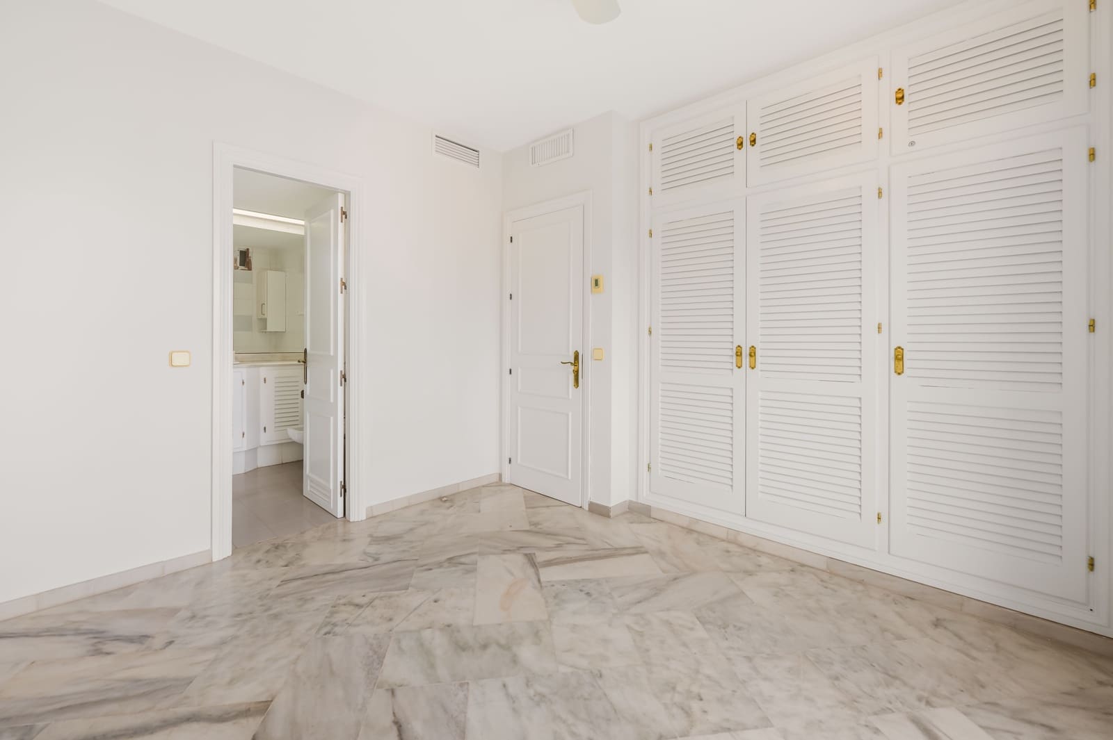 Apartamento de 2 habitaciones en Elviria en venta con piscina - 499.000 € (Ref: 9373711)