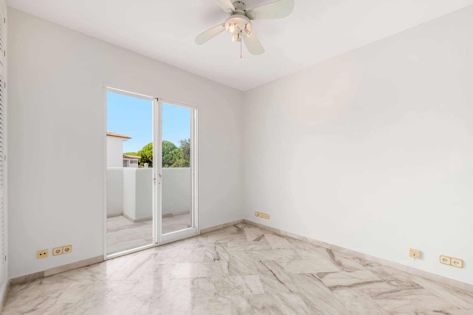 Apartamento de 2 habitaciones en Elviria en venta con piscina - 499.000 € (Ref: 9373711)