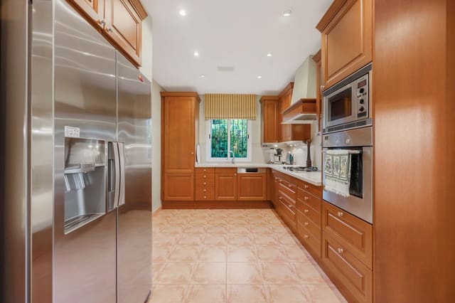 4 slaapkamer Villa te koop in Elviria, Marbella met zwembad - € 2.795.000 (Ref: 9380072)