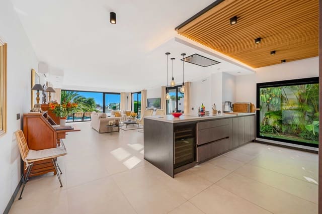 3 bedroom Villa for sale in Elviria, Marbella with pool garage - € 2,195,000 (Ref: 9404733)