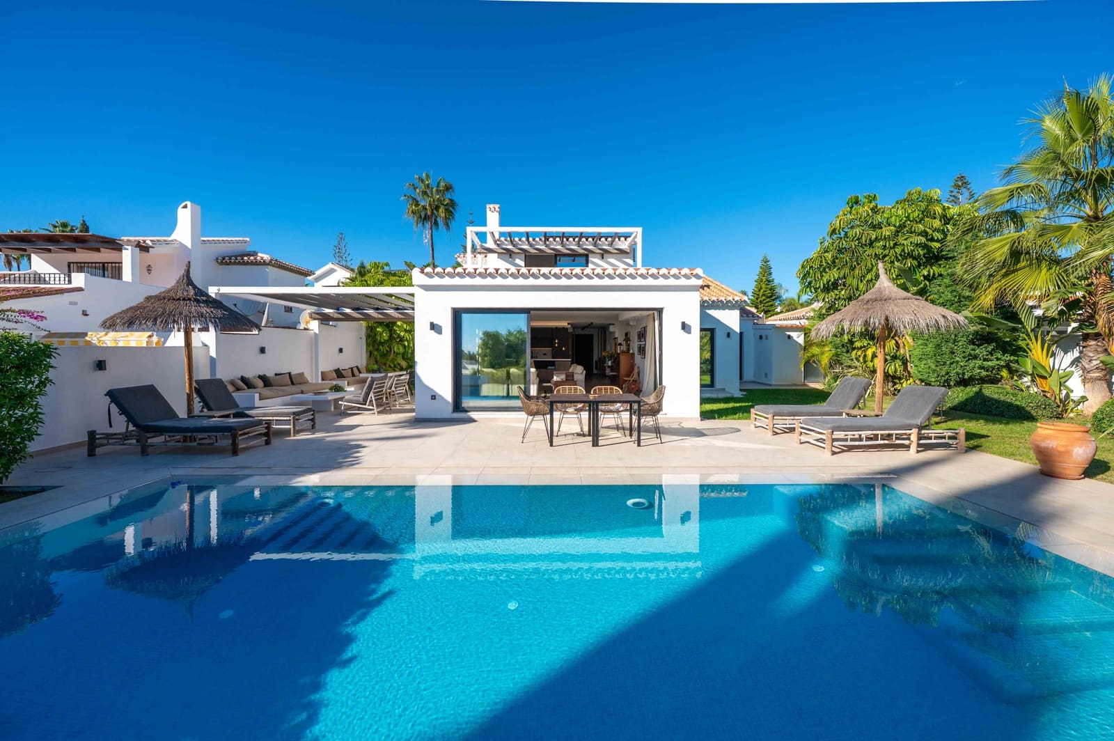 3 sypialnia Willa na sprzedaż w Elviria z basenem garażem - 2 195 000 € (Ref: 9404733)