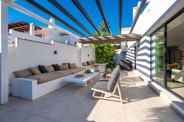 3 bedroom Villa for sale in Elviria, Marbella with pool garage - € 2,195,000 (Ref: 9404733)