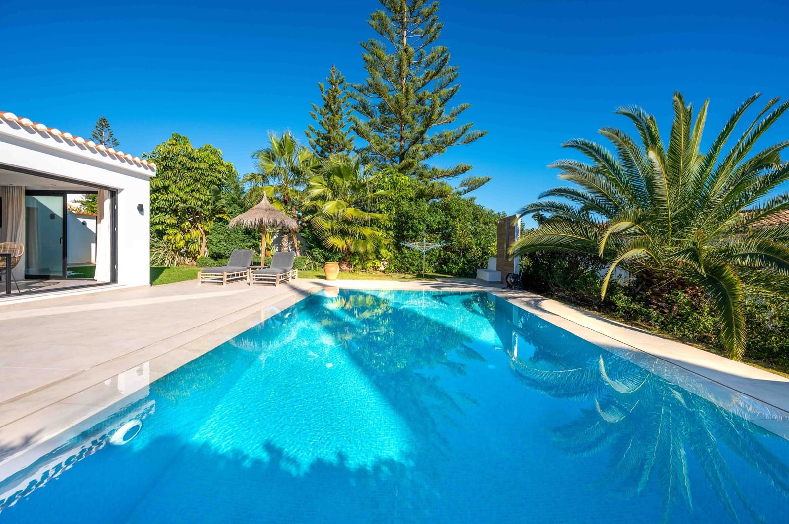 3 sypialnia Willa na sprzedaż w Elviria z basenem garażem - 2 195 000 € (Ref: 9404733)