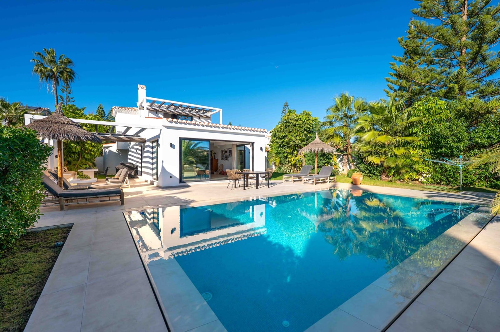 3 sypialnia Willa na sprzedaż w Elviria z basenem garażem - 2 195 000 € (Ref: 9404733)