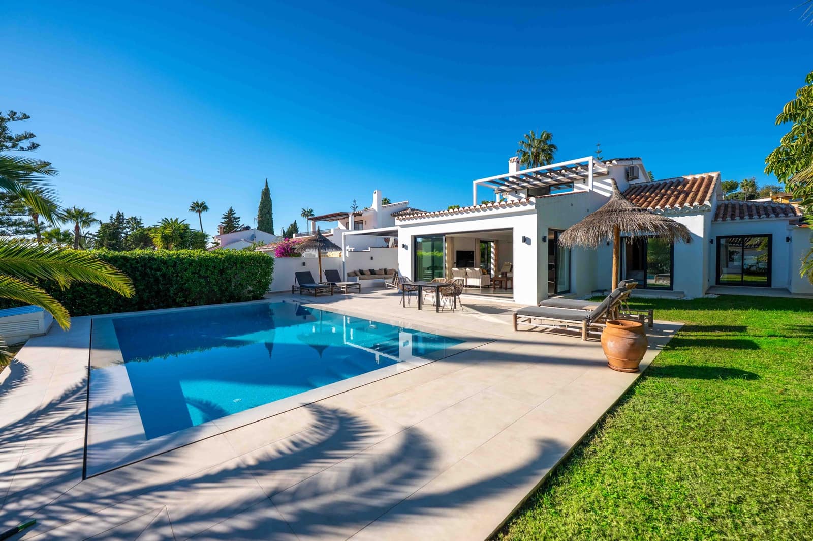 3 sypialnia Willa na sprzedaż w Elviria z basenem garażem - 2 195 000 € (Ref: 9404733)