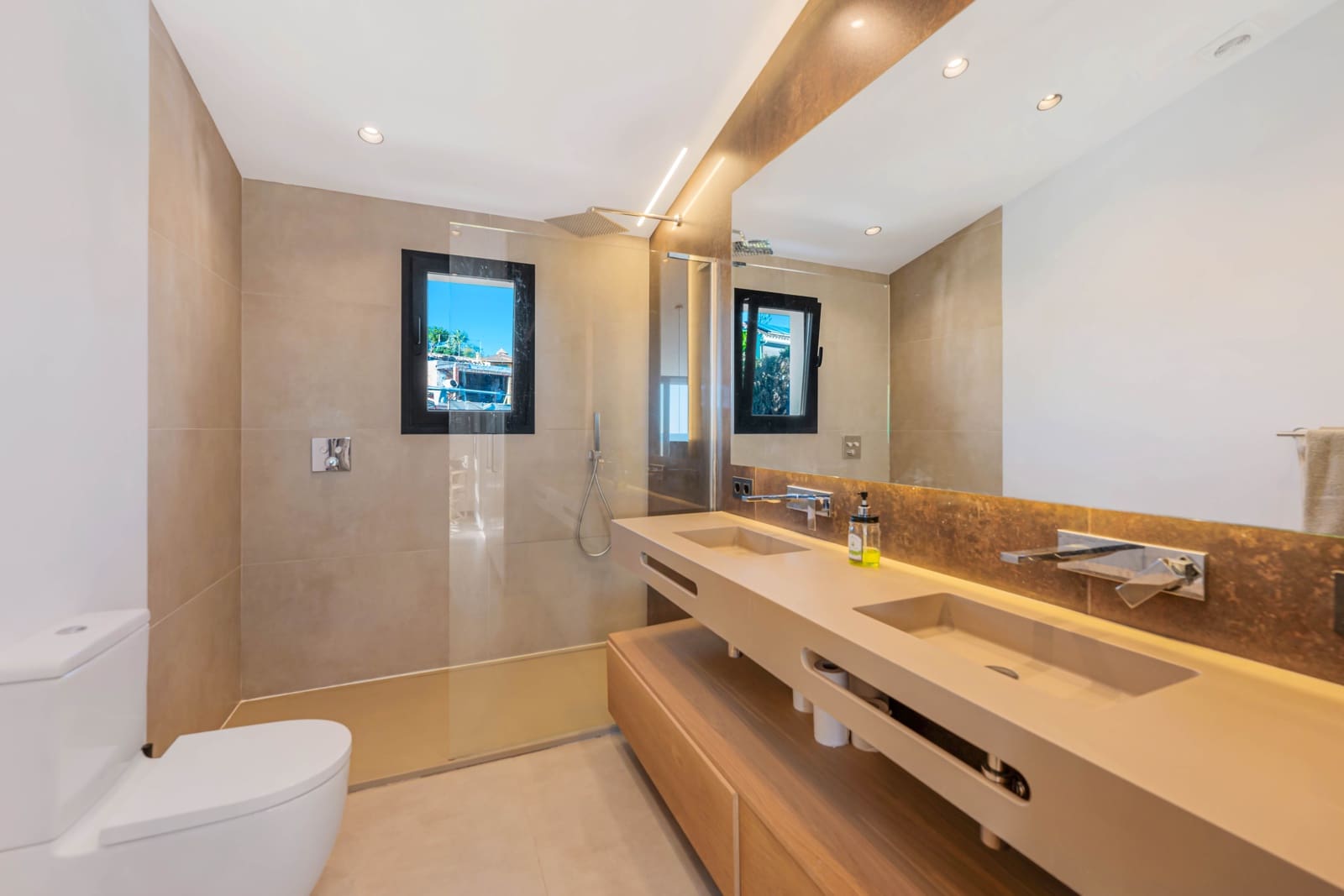 3 sypialnia Willa na sprzedaż w Elviria z basenem garażem - 2 195 000 € (Ref: 9404733)