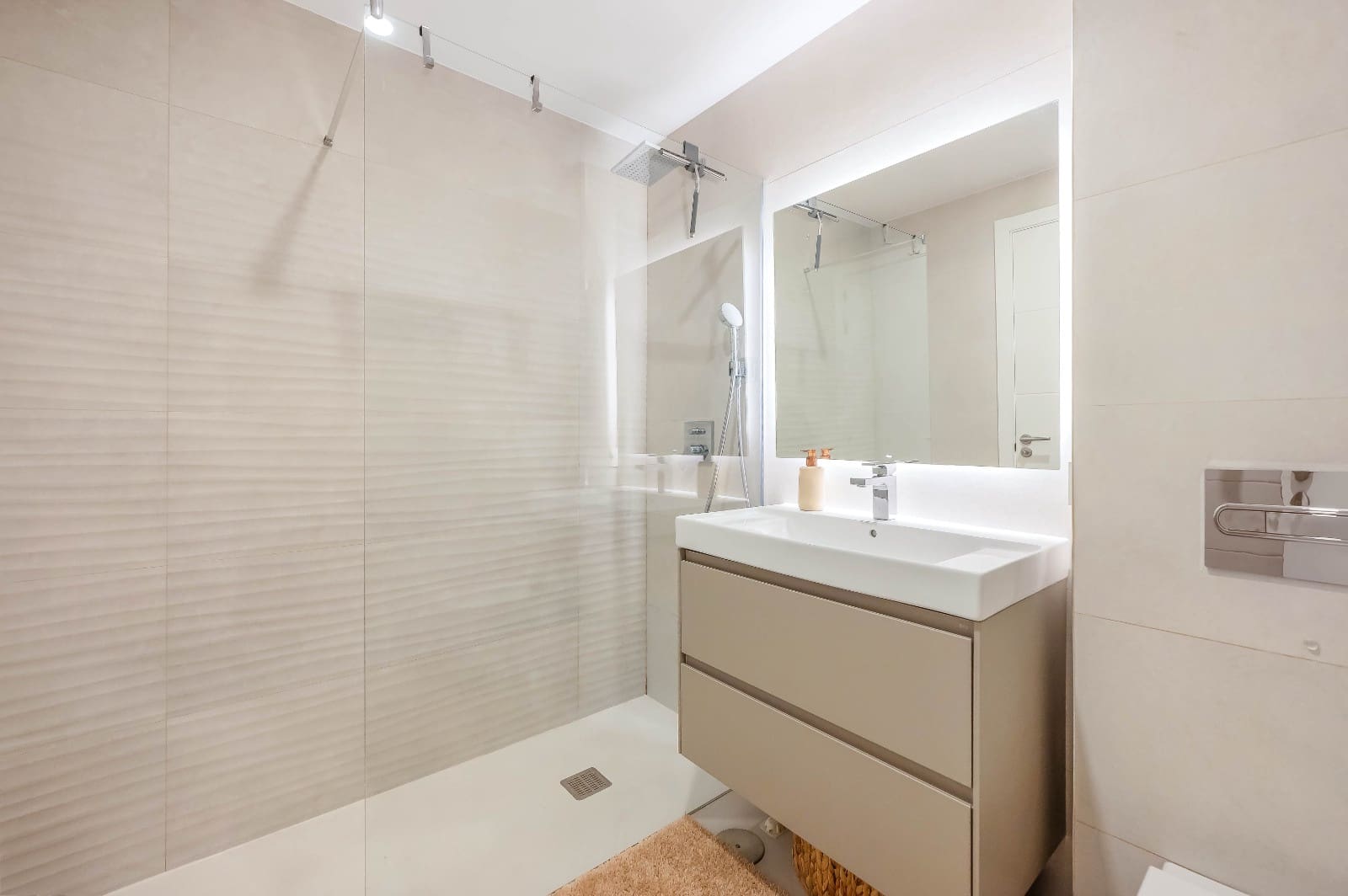 2 bedroom Beach Apartment for sale in Elviria with pool garage - € 720,000 (Ref: 9432288)