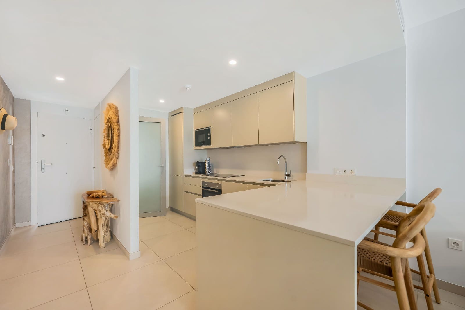 2 bedroom Beach Apartment for sale in Elviria with pool garage - € 720,000 (Ref: 9432288)