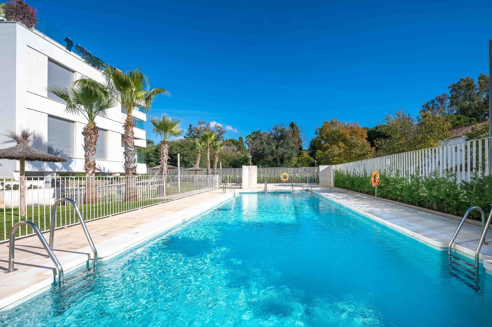 2 bedroom Beach Apartment for sale in Elviria with pool garage - € 720,000 (Ref: 9432288)