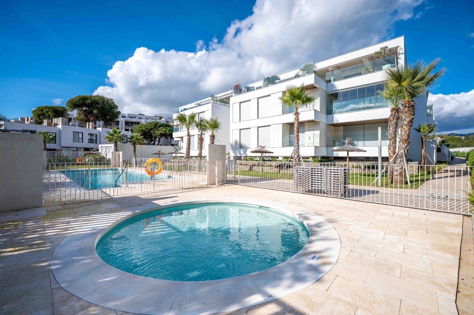 2 bedroom Beach Apartment for sale in Elviria with pool garage - € 720,000 (Ref: 9432288)