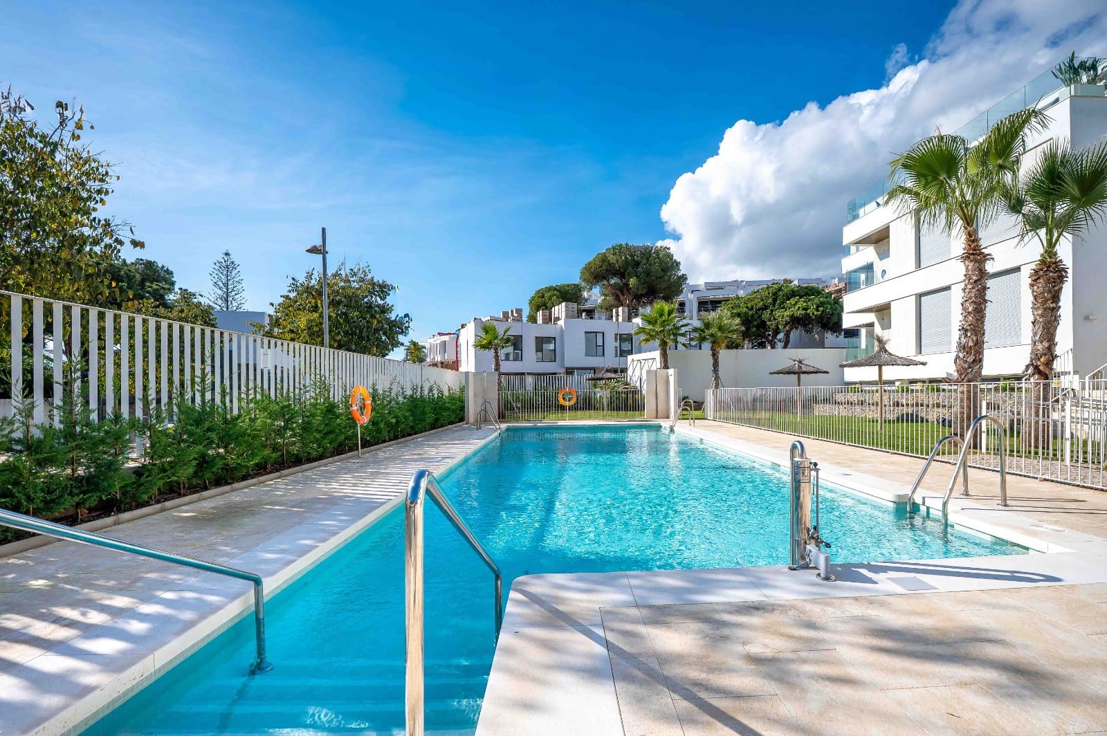 2 bedroom Beach Apartment for sale in Elviria with pool garage - € 720,000 (Ref: 9432288)