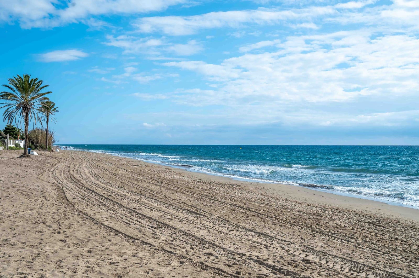 2 bedroom Beach Apartment for sale in Elviria with pool garage - € 720,000 (Ref: 9432288)