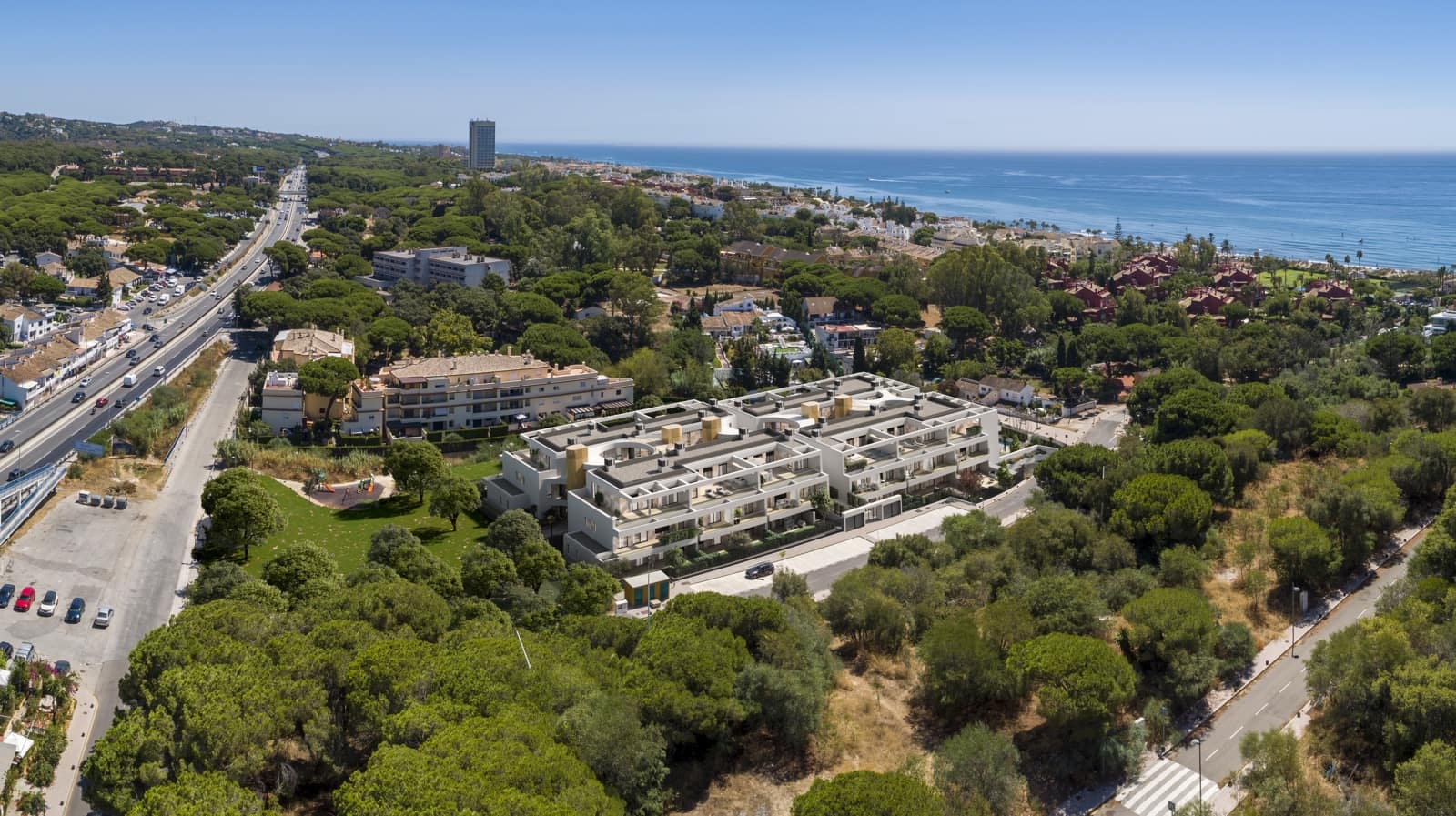 2 bedroom Beach Apartment for sale in Elviria with pool garage - € 720,000 (Ref: 9432288)