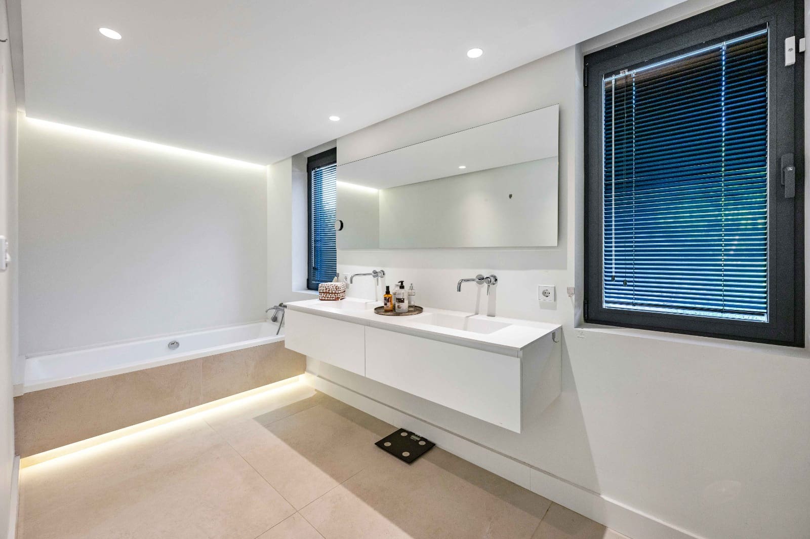 4 sypialnia Willa na sprzedaż w Elviria z basenem garażem - 2 390 000 € (Ref: 9438929)