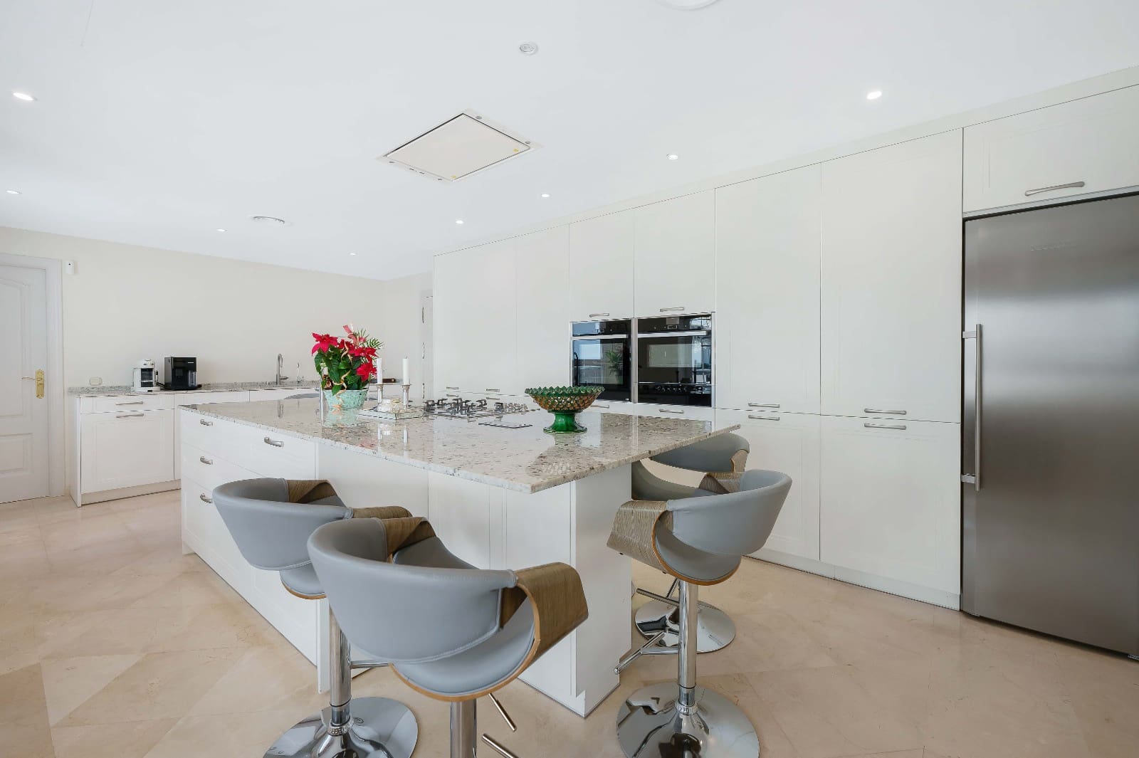 5 bedroom Villa for sale in Elviria with pool garage - € 2,750,000 (Ref: 9482244)