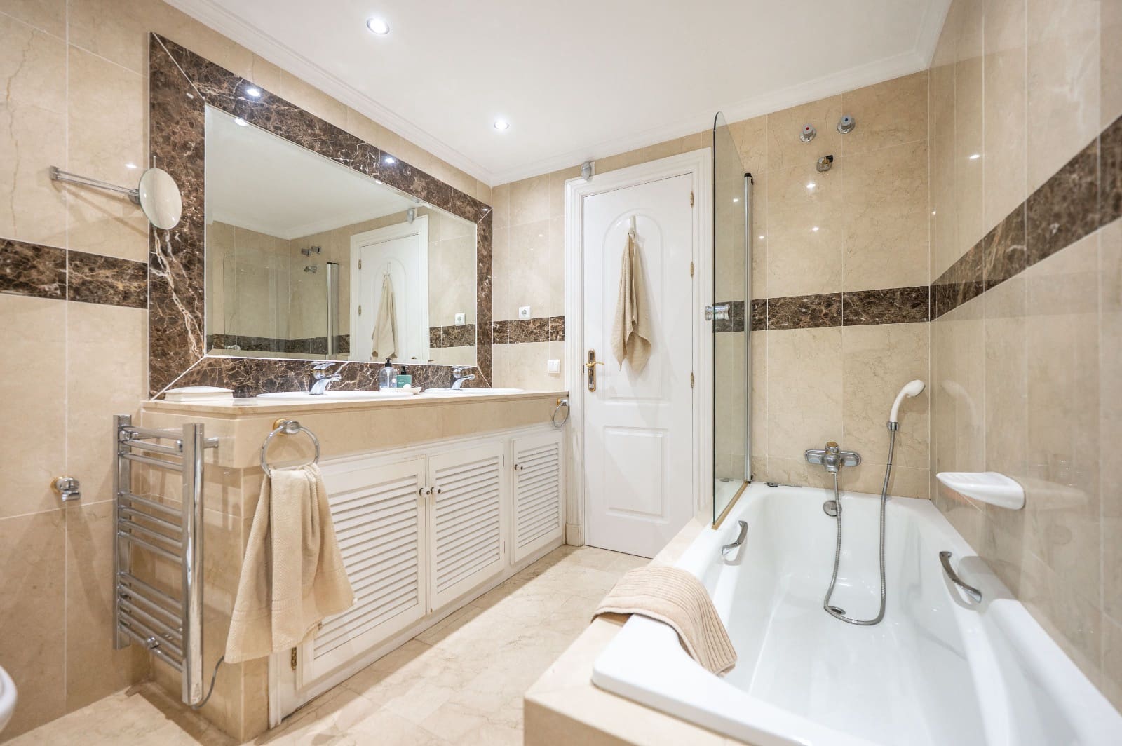 2 soveværelse Strandlejlighed til salg i Marbella med swimmingpool - € 850.000 (Ref: 9500595)